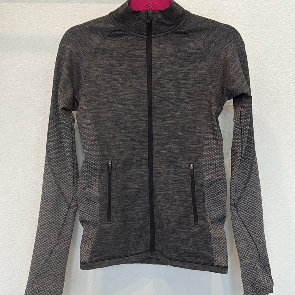 🏃♀️ NWOT - Lululemon Ready To Run Jacket Women’s size 6 in grey/black 🏃♀️ - Picture 3 of 9